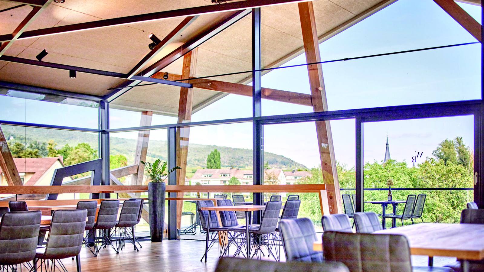 Panorama-Eventraum im WEINWERK mit Blick über die Weinberge rund um Deidesheim