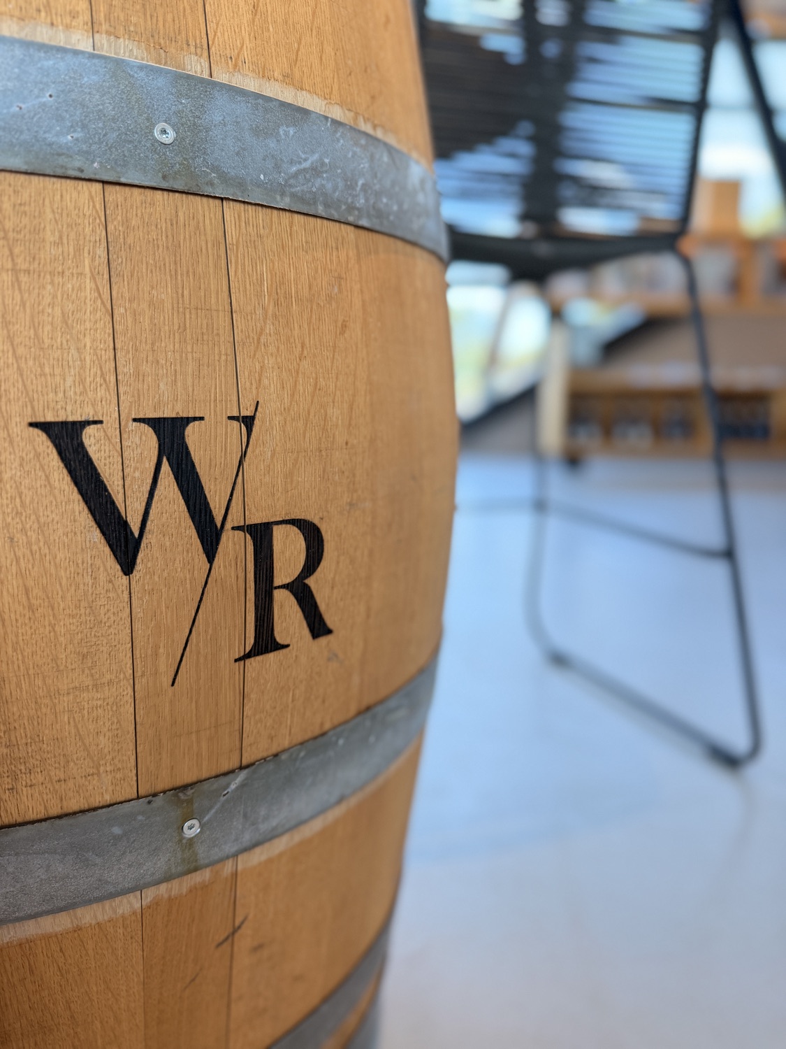 Detailaufnahme eines Weinfasses in der Vinothek des Weinwerk in Ruppertsberg bei Deidesheim